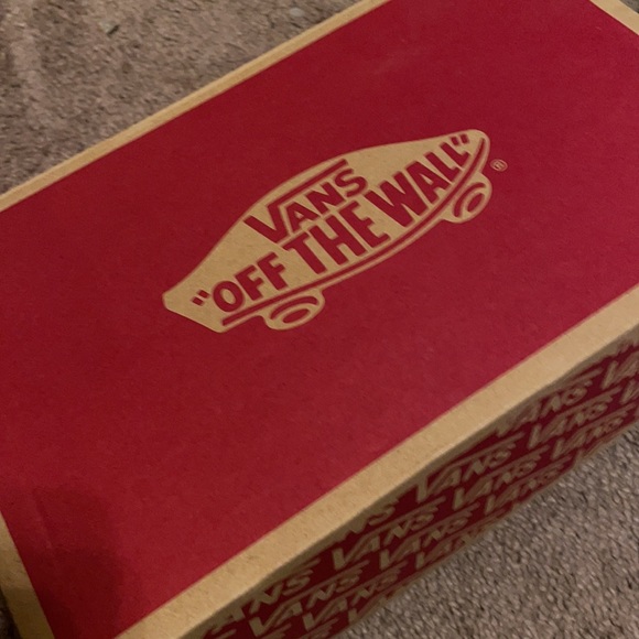 Burgundy Vans BRAND NEW & IN THE BOX ! Women’s size 8.5/Men’s 7 - Picture 3 of 3